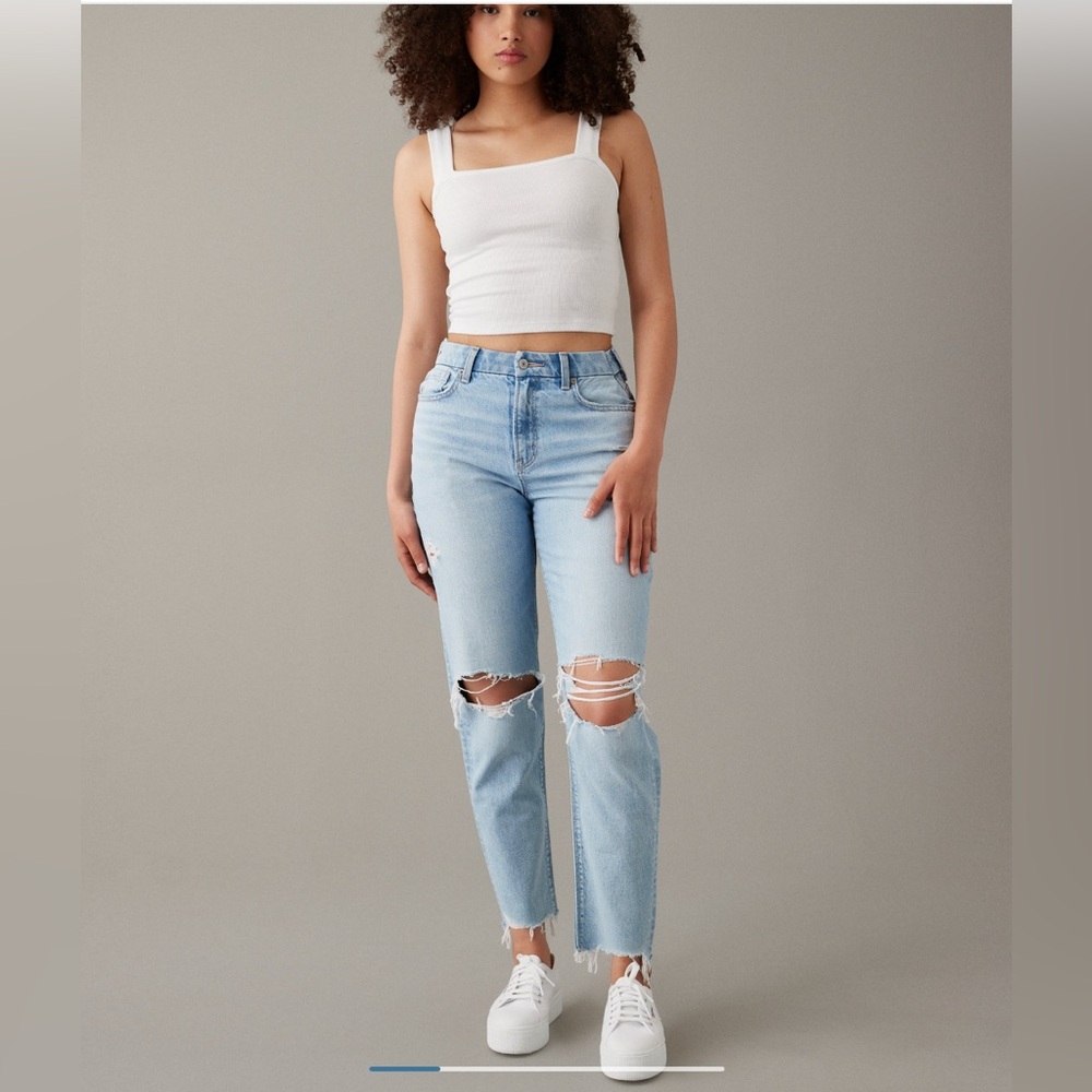 Like new American Eagle light wash strigid curvy mom Jean size 8 short